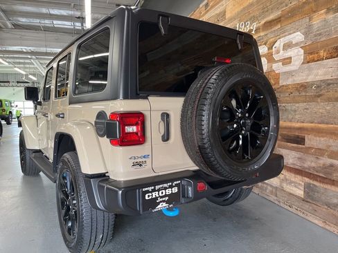 Used 2022 Jeep Wrangler Unlimited Sahara w/ Cold Weather Group AWD/4WD image 22