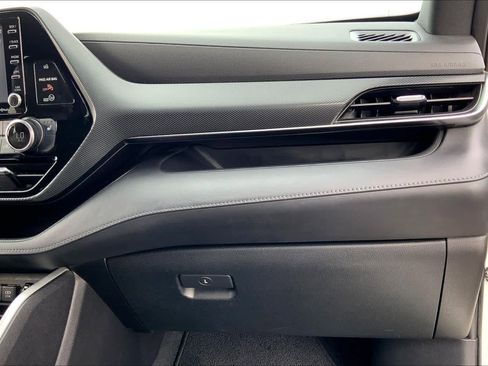 Used 2021 Toyota Highlander XSE FWD image 18