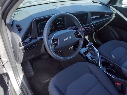 Used 2025 Kia Niro LX FWD image 9