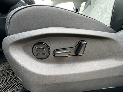 New 2025 Volkswagen Tiguan SE image 12