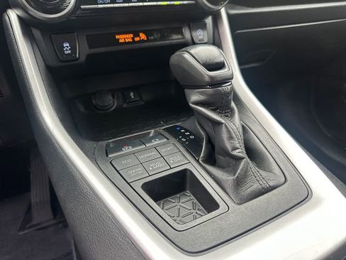 Used 2021 Toyota RAV4 LE AWD/4WD image 28