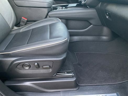 Used 2025 Chevrolet Suburban Premier image 20