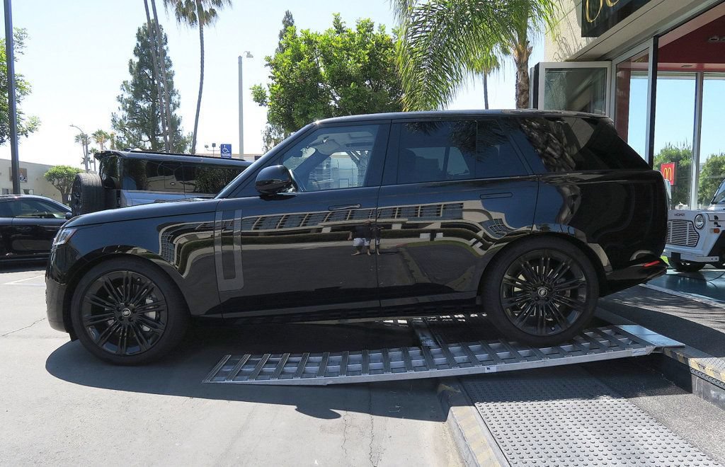 Used 2025 Land Rover Range Rover SE AWD/4WD image 5