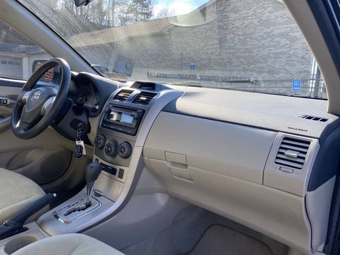 Used 2012 Toyota Corolla LE FWD image 19