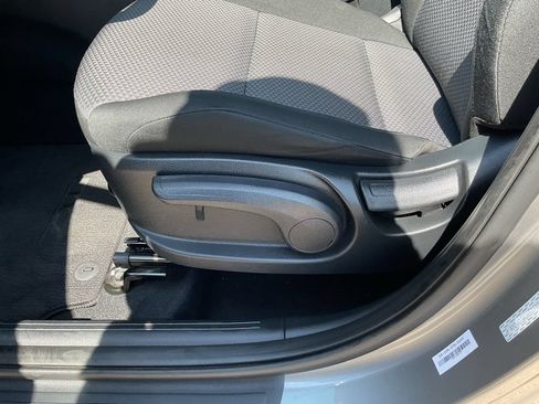 Used 2025 Kia Soul LX w/ LX Technology Package FWD image 9
