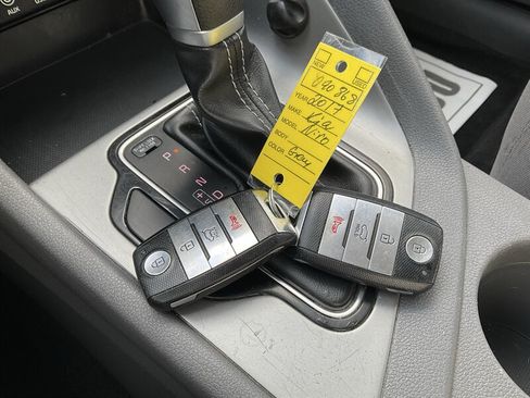Used 2017 Kia Niro LX FWD image 19
