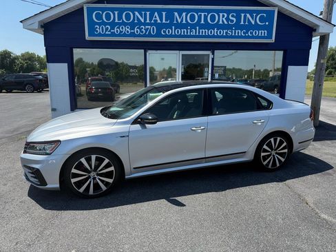 Used 2018 Volkswagen Passat 3.6 FWD image 1
