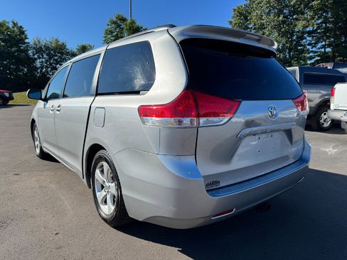 Used 2013 Toyota Sienna LE image 3