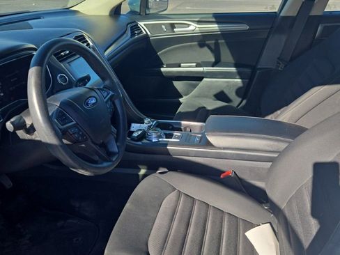 Used 2017 Ford Fusion SE w/ Fusion SE Technology Package image 5