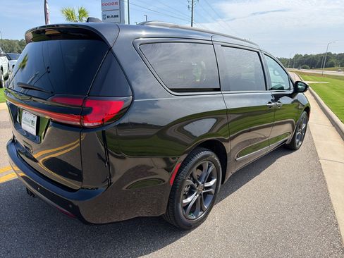 Certified 2023 Chrysler Pacifica Touring-L w/ Road Tripper Package AWD/4WD image 3