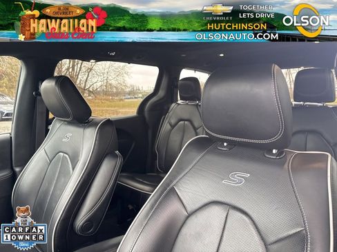 Used 2025 Chrysler Pacifica Limited image 11