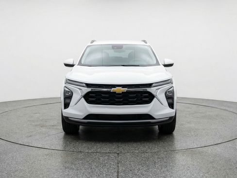 Used 2025 Chevrolet Trax LT w/ LT Convenience Package image 2