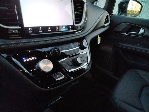New 2026 Chrysler Pacifica Select image 31