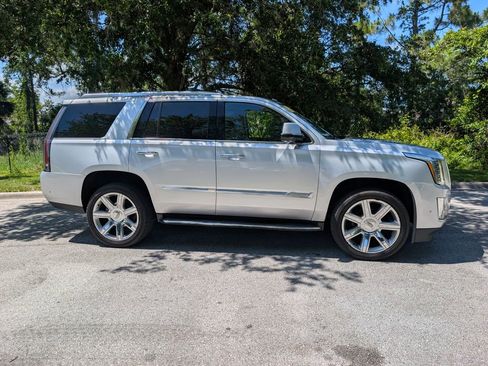 Used 2019 Cadillac Escalade Luxury AWD/4WD image 8
