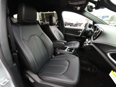 New 2026 Chrysler Pacifica Select image 29