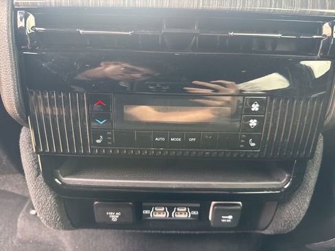 Used 2022 Jeep Wagoneer Series III AWD/4WD image 32