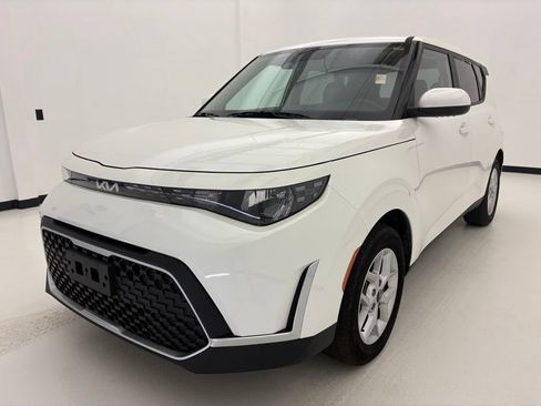 Used 2025 Kia Soul LX FWD image 11