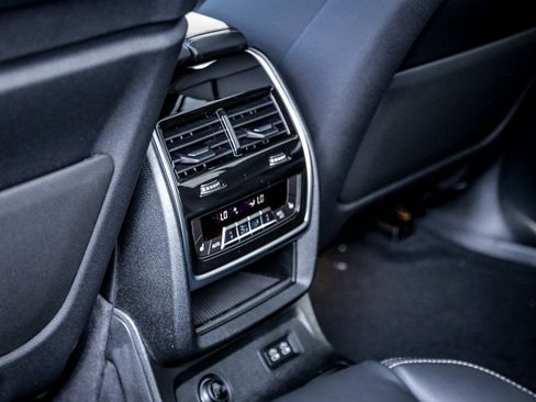 Used 2026 BMW X7 xDrive40i w/ Executive Package image 24