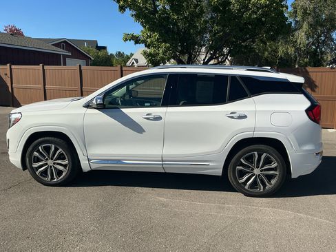 Used 2020 GMC Terrain Denali w/ Denali Premium Package AWD/4WD image 8