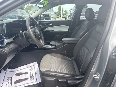 Used 2025 Chevrolet Trax LT FWD image 10