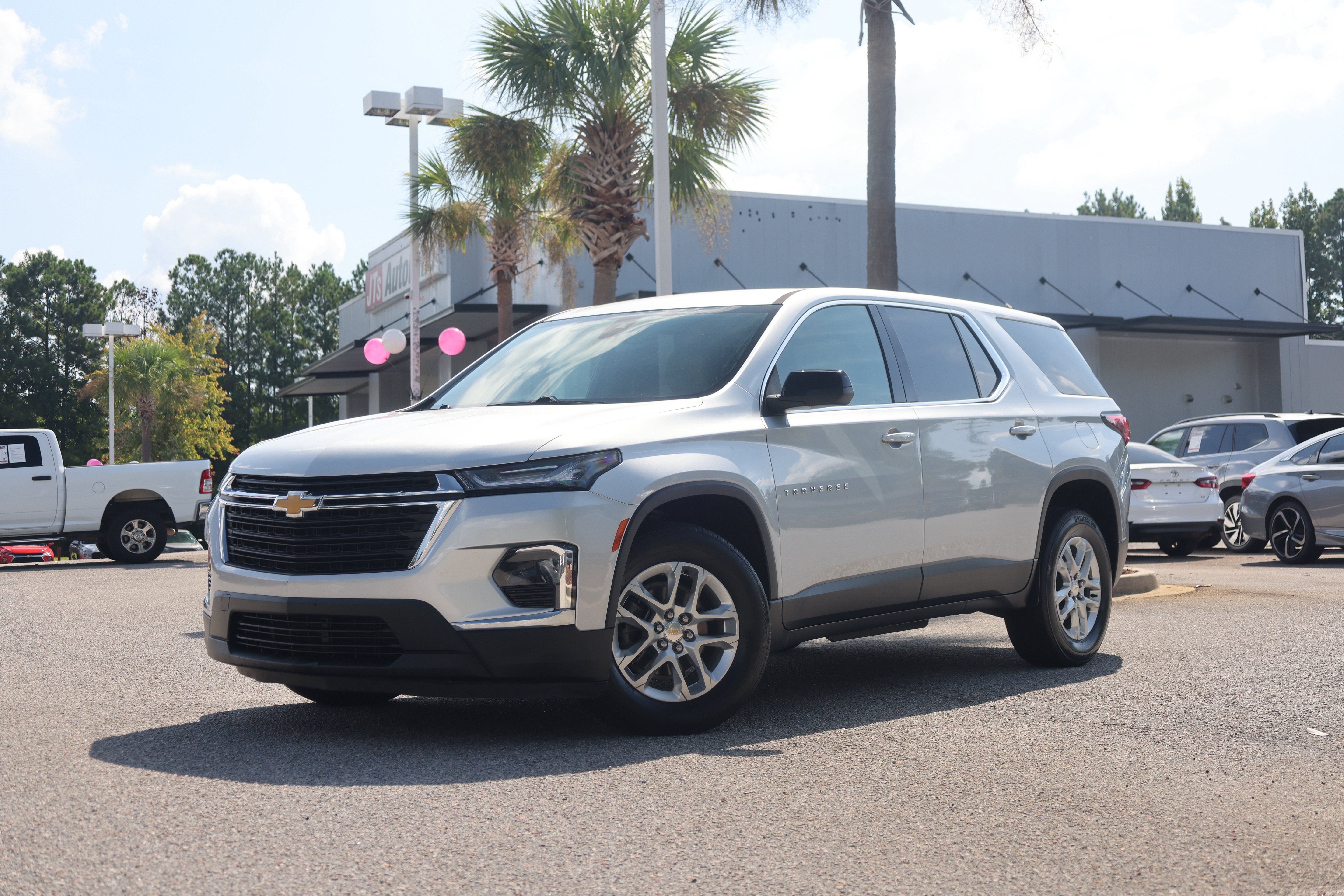 Used 2022 Chevrolet Traverse LS FWD image 1