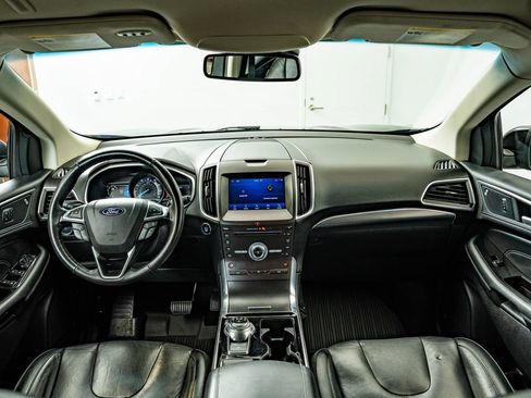 Used 2019 Ford Edge Titanium FWD image 4