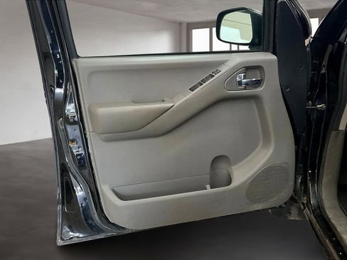 Used 2011 Nissan Frontier SV AWD/4WD image 12