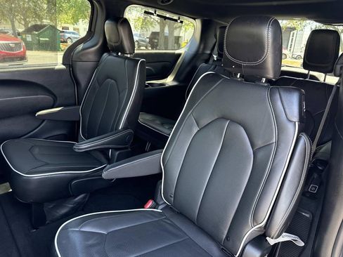 Used 2025 Chrysler Pacifica Limited w/ Uconnect Theater Family Group FWD image 14