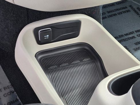 Used 2024 Chrysler Pacifica Touring-L FWD image 30