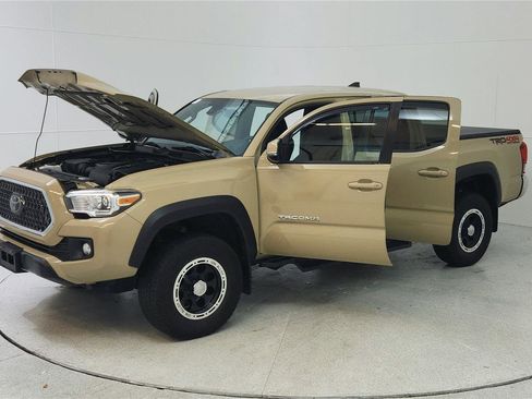 Used 2018 Toyota Tacoma TRD Off-Road AWD/4WD image 11