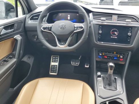 Used 2024 Volkswagen Tiguan SE R-Line FWD image 17