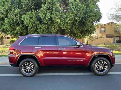 Used 2017 Jeep Grand Cherokee Limited w/ Luxury Group II image 9