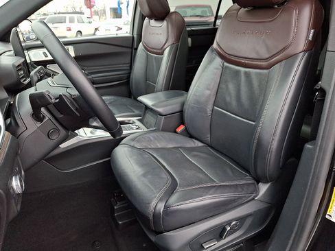 Used 2020 Ford Explorer Platinum w/ Premium Technology Package image 14