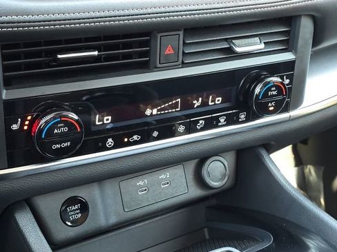 Used 2024 Nissan Rogue SV w/ SV Premium Package image 32