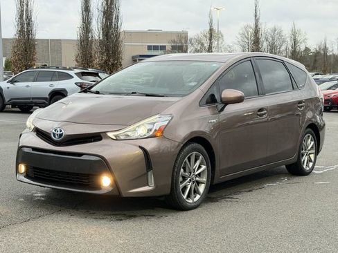 Used 2017 Toyota Prius V Five image 7