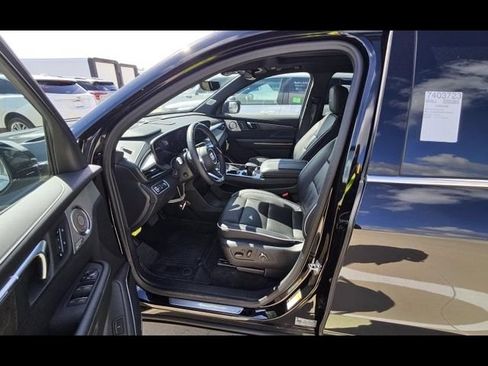 Used 2025 Buick Enclave Avenir AWD/4WD image 3