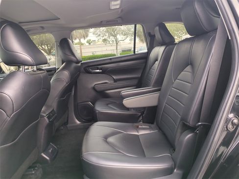 Used 2024 Toyota Highlander LE image 17