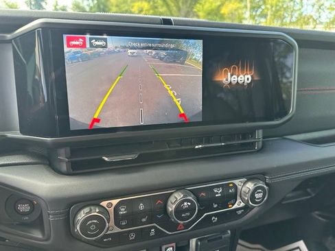 Used 2025 Jeep Wrangler Unlimited Rubicon AWD/4WD image 28