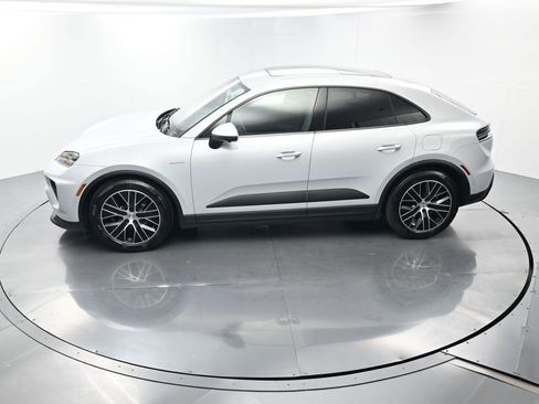 Certified 2025 Porsche Macan Electric image 35