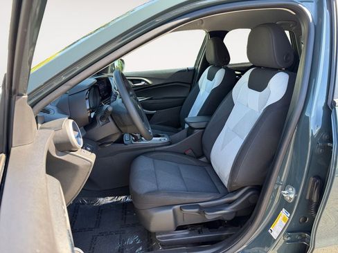 Used 2025 Chevrolet Trax LS w/ LS Convenience Package FWD image 6
