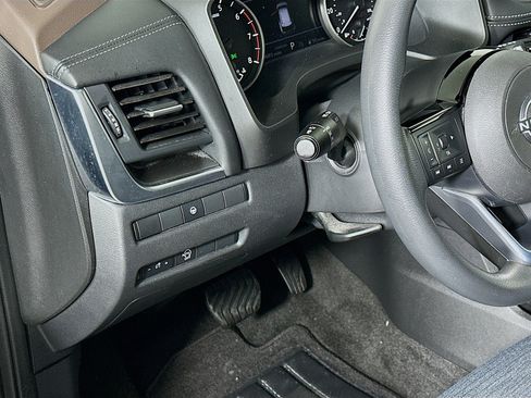 Used 2023 Nissan Rogue SV image 17