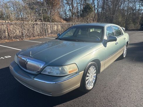 Used 2005 Lincoln Town Car Signature image 4