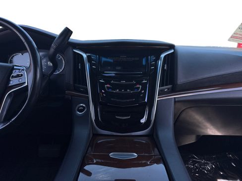 Used 2019 Cadillac Escalade Luxury AWD/4WD image 11
