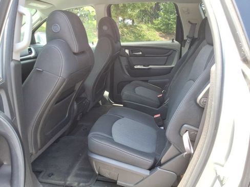 Used 2015 Chevrolet Traverse LT w/ Style and Technology Package FWD image 11