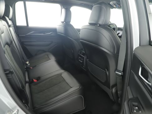 New 2025 Jeep Grand Cherokee Altitude image 24