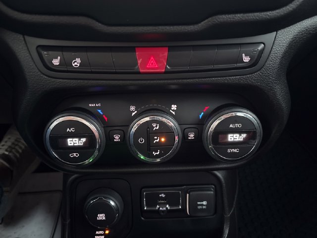 Used 2017 Jeep Renegade Latitude w/ Popular Equipment Group AWD/4WD image 16