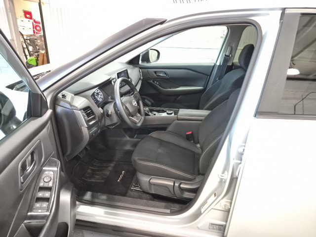 Used 2025 Nissan Rogue S AWD/4WD image 9