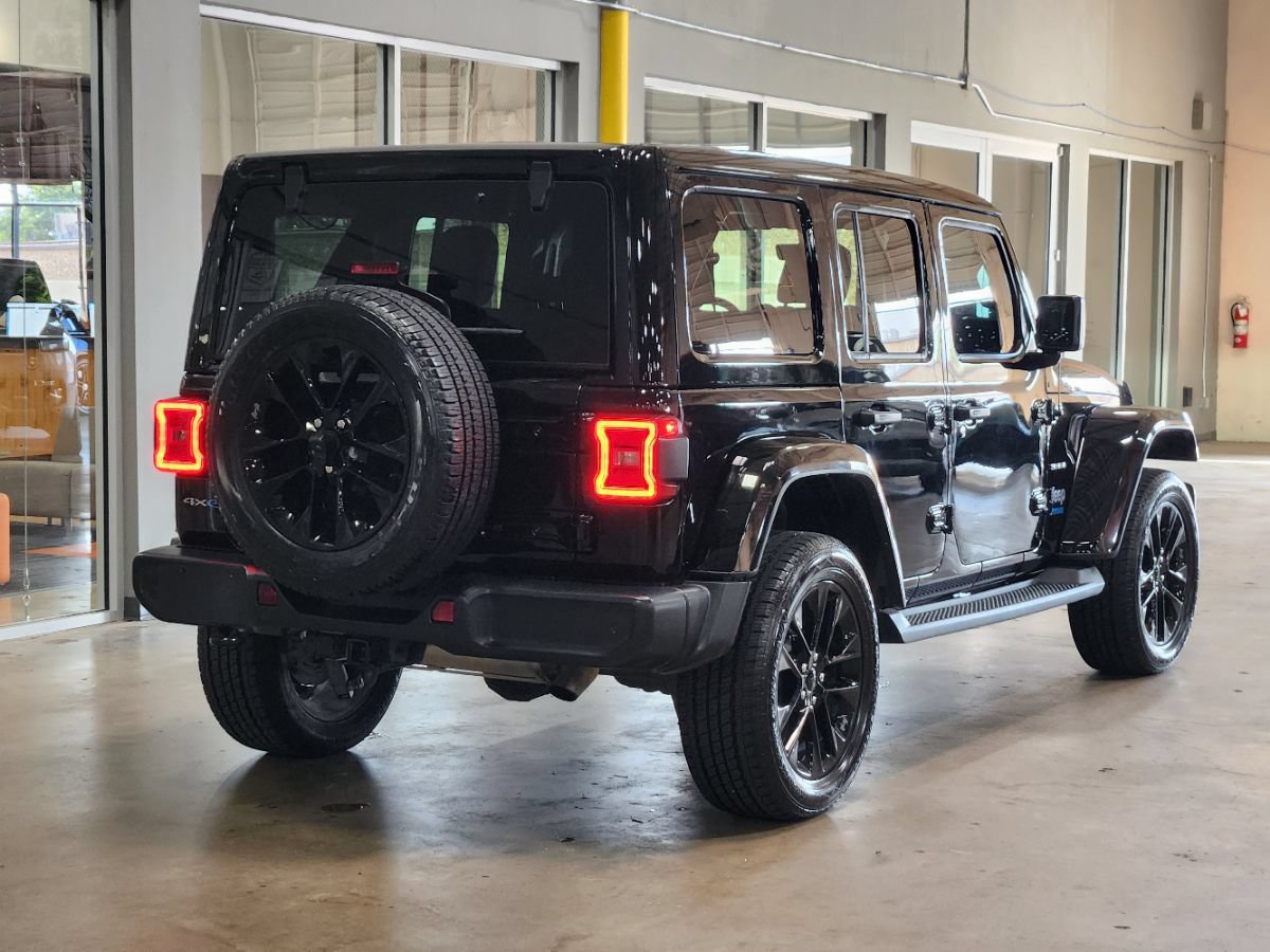 Used 2021 Jeep Wrangler Unlimited Sahara w/ Cold Weather Group AWD/4WD image 8