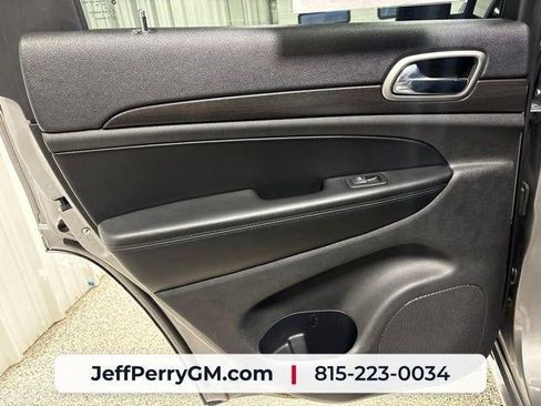 Used 2018 Jeep Grand Cherokee Laredo AWD/4WD image 26