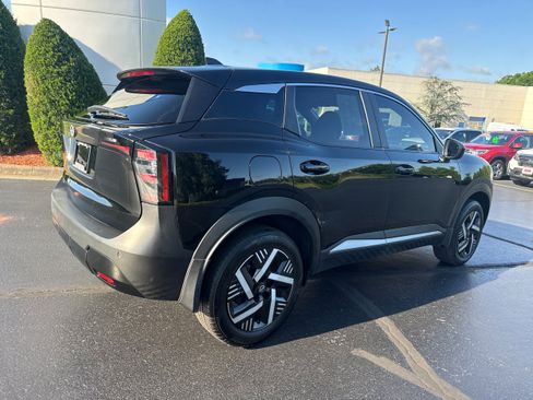 Used 2025 Nissan Kicks SV FWD image 4
